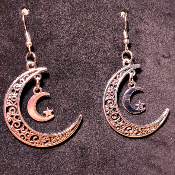 Moon and Star Earrings 🌙✨ - Picture 2 of 4